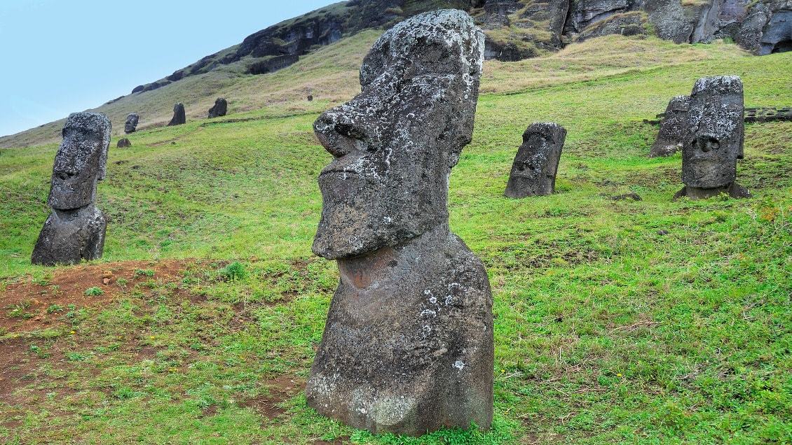 Les sculptures mystérieuses de l'île de Pâques - les plus beaux paysages du monde observables en France
