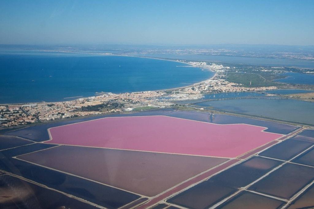 Le lac rose de France appelé le Salins d'Aigues Mortes - les plus beaux paysages du monde observables en France