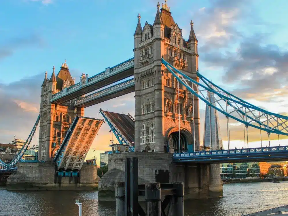 100 choses à faire à Londres, voir le pont levis de Tower bridge se lever, du soleil dans les poches, blog voyage