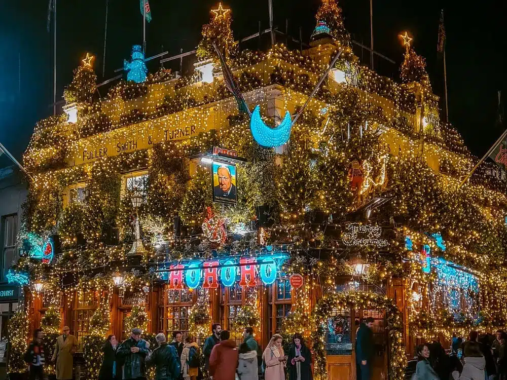 Que faire à Noël à Londres ? Les vitrines des grands magasins, Churchill arms - par Du soleil dans les poches, Sonia Guillard - blog voyages